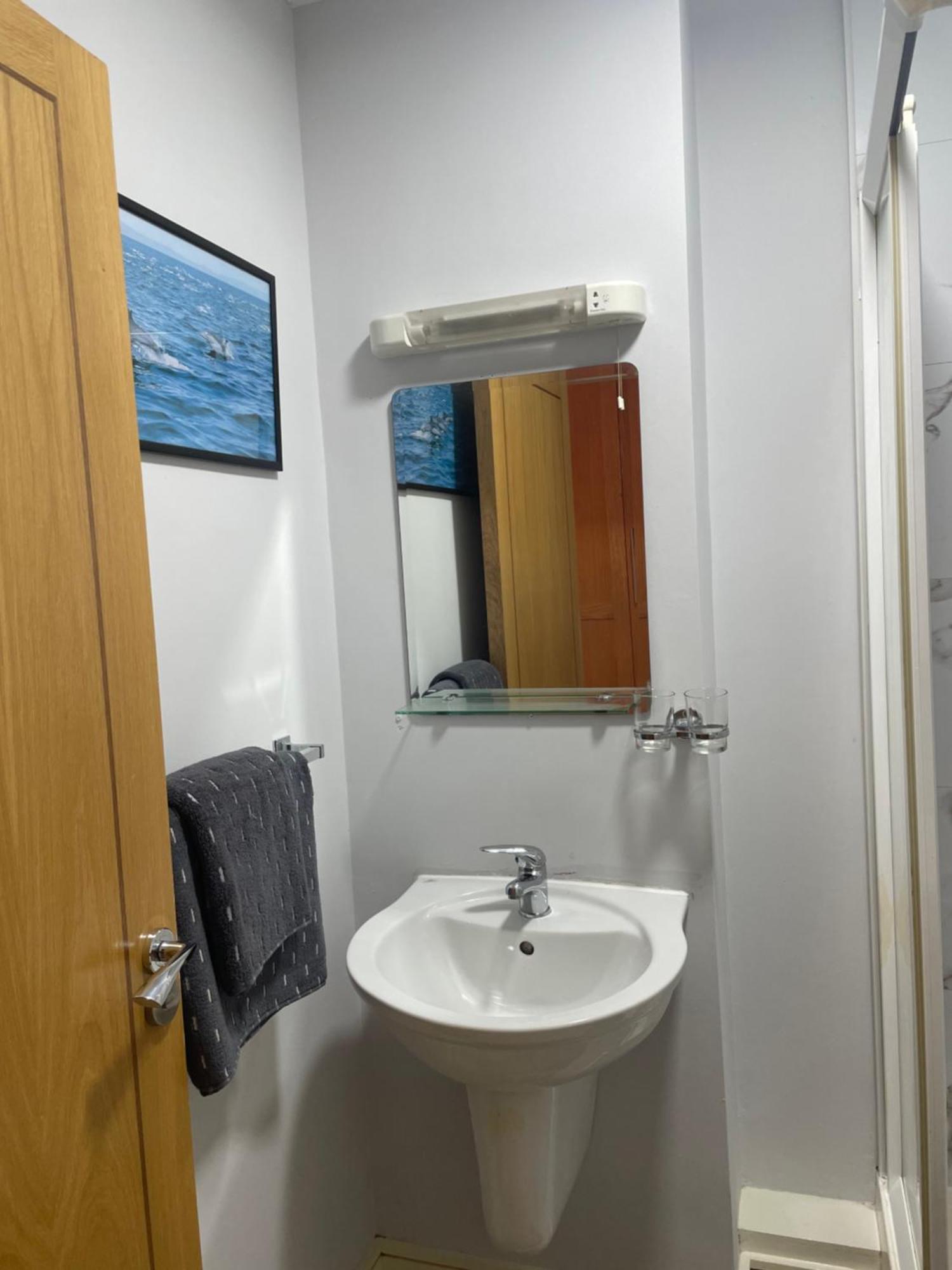 Courthouse View Penthouse 2 Apartment Clifden Room photo